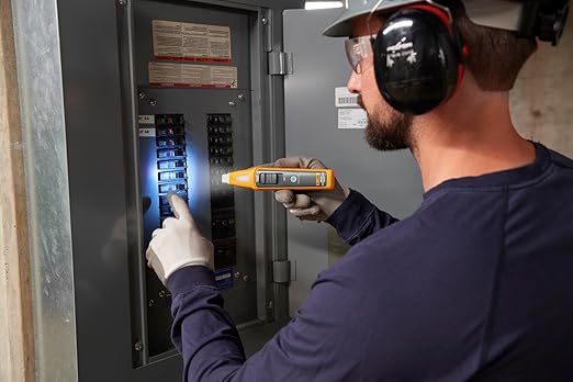 Fluke BK120 Breaker Finder Bundle with 107 Digital Multimeter and Socket Tester (Pack of 1)